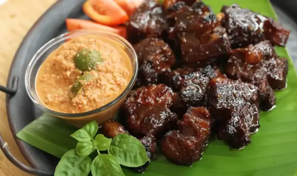 Resep Iga Bakar Kecap, Hidangan Gurih, Manis, dan Lembut yang Bikin Penasaran (Sumber : Youtube | Devina Hermawan)
