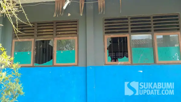 Sejumlah kaca jendela di SMPN 5 Ciracap Kabupaten Sukabumi dirusak (Sumber: sukabumiupdate)