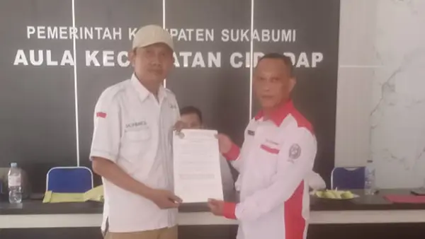 Konsultan Hukum Saleh Hidayat saat menerima kuasa dari FMCM untuk pendampingan dan advokasi hukum terkait pengaturan tanah eks HGU dan/atau kawasan kehutanan di Kecamatan Cidadap, Kabupaten Sukabumi. (Sumber : Dok warga)