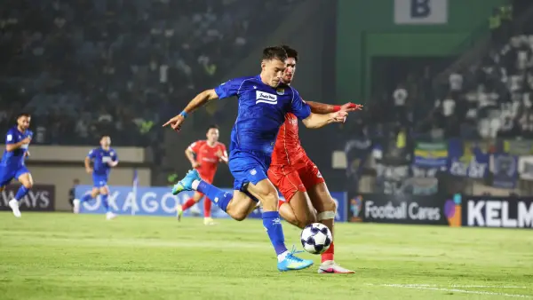 Aksi Mariano Peralta saat membela Persib menghadapi Viettel FC di ACL Two. (Sumber: web/persib.co.id)