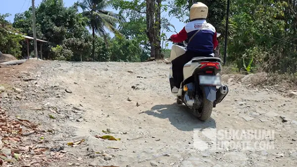 Pengguna jalan susah payah melintasi jalan kabupaten ruas Ciawet - Cibenda di Desa Mekarsari, Kecamatan Ciracap. (Sumber : SU/Ragil Gilang).
