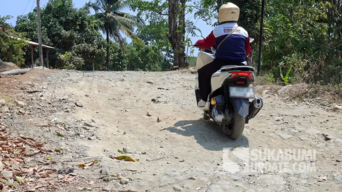 Lumpur Saat Hujan, Debu Kala Kemarau: Jalan Penghubung Ciracap–Ciemas Sukabumi Memprihatinkan