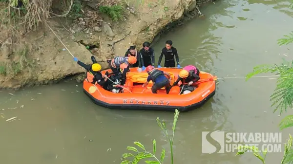 Tim SAR saat mengevakuasi jenazah pria terduga maling HP yang tenggelam di Sungai Cicatih Ciambar Sukabumi. (Sumber Foto: SU/Ibnu)