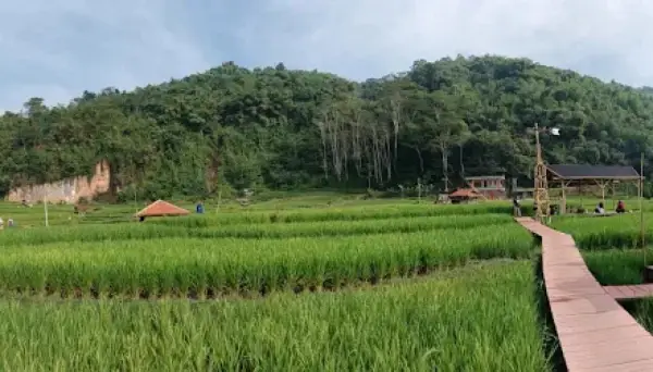Cadas Gantung, salah satu tempat camping baru yang ada di Selatan Bandung. (Sumber : Gmaps/Imas M)