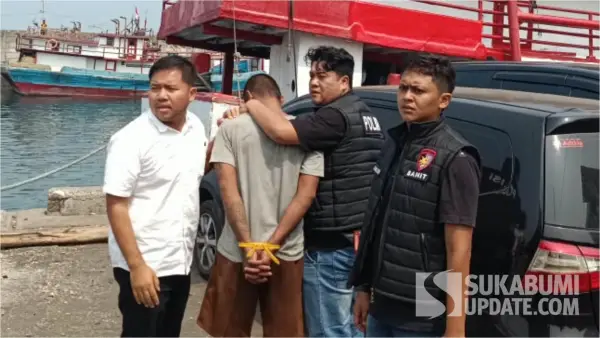 Terduga pelaku perkelahian maut di atas KM Cahaya Mutiara digiring petugas menuju mobil polisi untuk menjalani pemeriksaan terkait kasus tewasnya dua ABK Sukabumi. (Sumber Foto: SU/Ilyas)