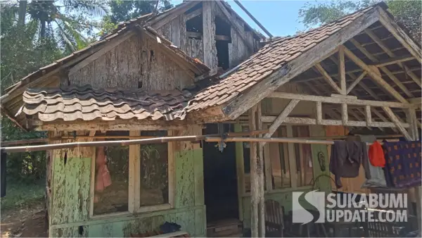 Kondisi rumah panggung milik Yandi yang ditempati bersama dua orang anaknya. (Sumber Foto: SU/Ragil Gilang)