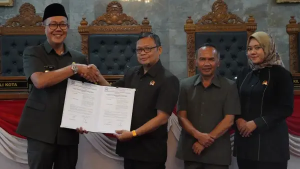 Wali Kota Sukabumi bersama pimpinan di Paripurna DPRD, Kamis 15 Oktober 2026 (Sumber: dokpim)