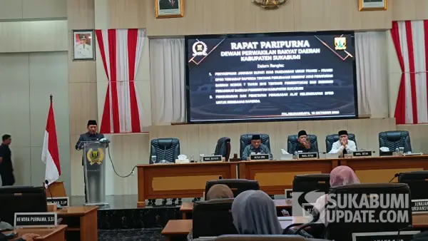Wakil Bupati Sukabumi Andreas menyampaikan jawaban Bupati atas pandangan umum fraksi-fraksi DPRD terkait Raperda perubahan SOTK, Rabu (14/10/2026). (Sumber Foto: SU/Ilyas)