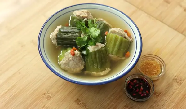 Resep Sup Pare Bola Ayam, Hidangan Gurih dan Segar untuk Keluarga di Rumah (Sumber : Youtube | Devina Hermawan)