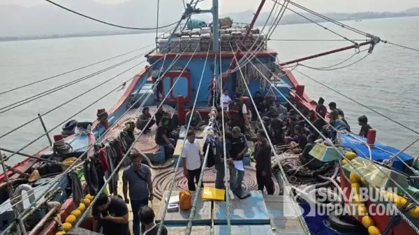 Olah TKP di kapal penangkap cakalang KM Cahaya Mutiara setelah merapat ke dermaga Palabuhanratu. (Sumber: sukabumiupdate)