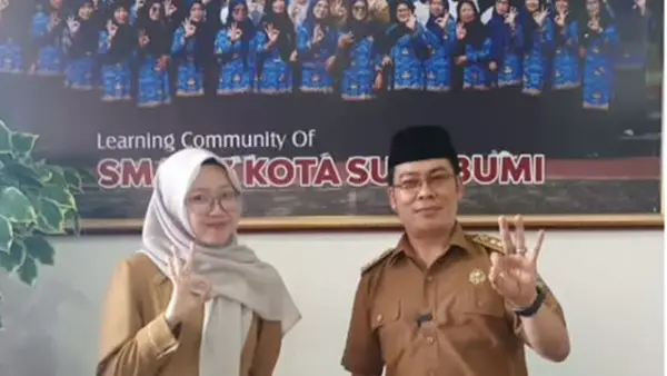Widia Siti Prayudi bersama Kepala SMAN 3 Kota Sukabumi Dudung Nurullah Koswara. (Sumber : Instagram/@smantiofficial).