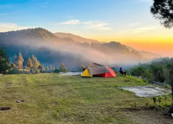 Kabut Pagi Argapuri, salah satu tempat camping yang ada d kawasan Ciwidey, Bandung. (Sumber : Gmaps)