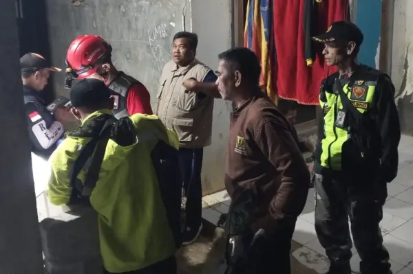 Petugas cek dampak gempa gunung salak di Kabandungan Sukabumi (Sumber  Dok BPBD)