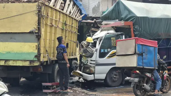 Kondisi dua truk yang bertabrakan di Kampung Bolang, Desa Sundawenang, Kecamatan Parungkuda, Kabupaten Sukabumi, Jumat (16/10/2026) sekitar pukul 11.30 WIB. (Sumber: dok warga)
