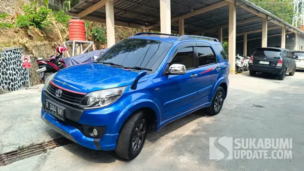 Mobil Toyota Rush yang digunakan tiga tersangka dalam kasus pembunuhan pemuda asal Makassar yang jasadnya ditemukan di bawah Tol Bocimi KM 69, Ciambar Sukabumi. (Sumber Foto: SU/Ilyas)