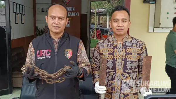 Polisi saat menunjukkan barang bukti dalam kasus perkelahian maut ABK Kapal Cakalang di Laut Sukabumi. (Sumber Foto: SU/Ilyas)