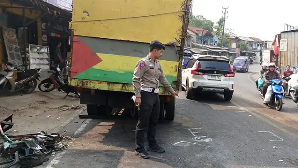 Kecelakan dua truk di Jalan Raya Parungkuda, Kampung Bolang, Desa Sundawenang, Kecamatan Parungkuda, Kabupaten Sukabumi, Jumat (16/10/2026). (Sumber : Kanit Gakkum Satlantas Polres Sukabumi, Ipda Wangsit Edi Wibowo.)