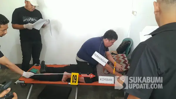 Rekonstruksi kasus pembunuhan seorang profesor Ronald Petrus Pallangan (74) di Mapolsek Cibadak, Kabupaten Sukabumi, Jumat (16/10/2026). (Sumber : SU/Ibnu Sanubari).