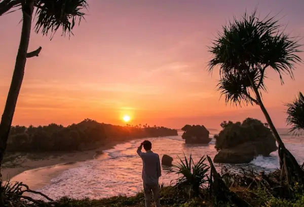 Pantai Pamunguan atau Pantai Batu Panganten, salah satu destinasi wisata pesisir sekaligus tempat camping yang ada di Sukabumi. (Sumber : Gmaps/nayR)