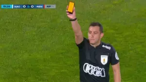 Wasit di Copa Uruguay melakukan uji coba kartu elektronik. (Sumber: web/en.as.com)