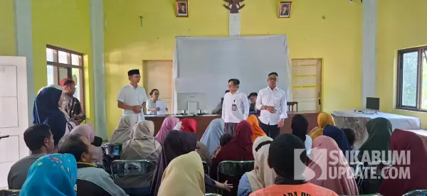 Petugas UPTD Dukcapil Wilayah Cicurug melayani dokumen administrasi kependudukan warga dalam program Sukabumi Mubarakah di Aula Desa Tangkil, Kecamatan Cidahu, Kabupaten Sukabum (Sumber: sukabumiupdate)