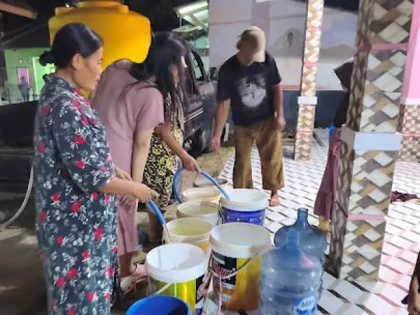 Warga Cibitung Sukabumi antri air gratis yang disalurkan Kang RB (Sumber: dok kang RB)