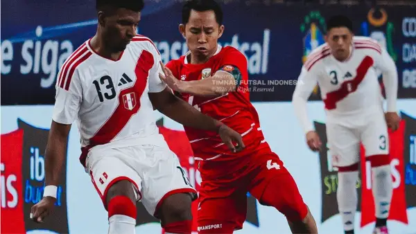 Aksi Iqbal Iskandar saat membela Timnas Futsal Indonesia vs Peru dalam ajang Copa das Nacoes de Futsal 2026 (Sumber: Instagram/@timnasfutsal)