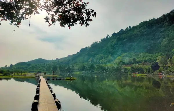 Situ Rawa Gede, salah satu danau alami yang ada di kawasan Puncak 2 Bogor untuk menghabiskan waktu libur. (Sumber : Gmaps/Cicilia Diah)