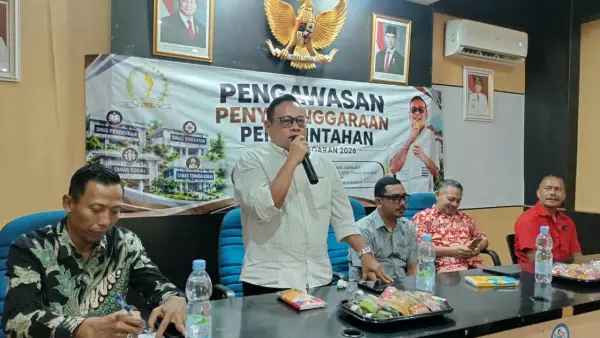Anggota DPRD Jabar Muhammad Jaenudin saat pengawasan penyelenggaraan pemerintahan di aula desa Jambenenggang, Kecamatan Kebonpedes, Kabupaten Sukabumi, Sabtu (17/10/2026) | Foto : Tim Adc