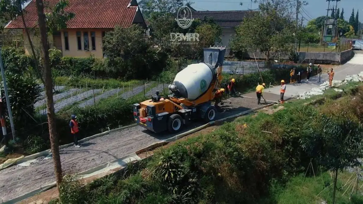 armada self Mbil loading concrete mixer atau dikenal dengan nama mobile batching plant | Foto : BMPR