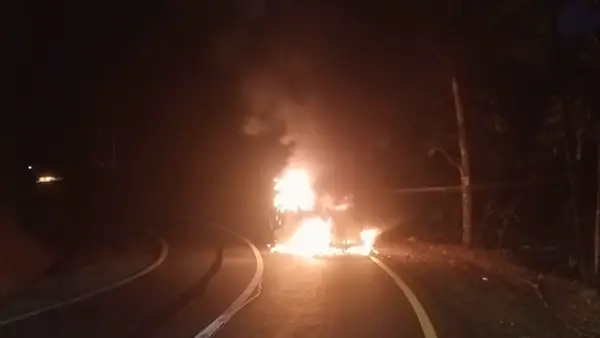 Mobil Toyota Rush yang terbakar di Jalan Raya Cikidang-Palabuhanratu, Kabupaten Sukabumi, Minggu (18/10/2026). (Sumber : Damkar).