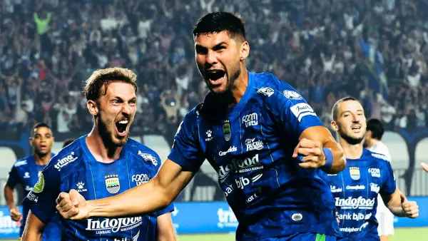 Selebrasi Julio Cesar setelah cetak gol untuk Persib Bandung menghadapi Persik Kediri di Super League 2026/2027. (Sumber: Instagram/@persib)