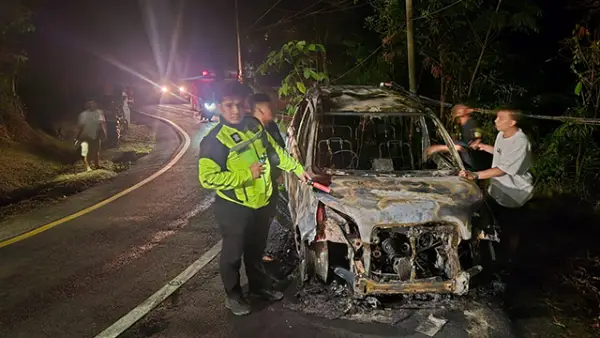 Kendaraan mobil Daihatsu Terios yang ludes terbakar di jalur Cikidang–Palabuhanratu, Kabupaten Sukabumi, pada Minggu (18/10/2026) sore. (Sumber : Kanit Gakkum Satlantas Polres Sukabumi, Ipda Wangsit Edi Wibowo.).