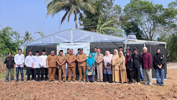 Mahasiswa UMMI Bangun SWARNA Greenhouse di Desa Warnasari, Kecamatan Sukabumi, Kabupaten Sukabumi. (Sumber : UMMI).