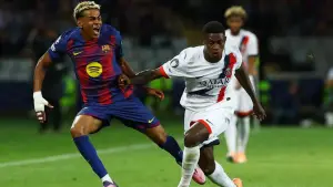 Aksi Lamine Yamal saat berduel dengan Nuno Mendes di laga PSG vs Barcelona. (Sumber: Pinterest)