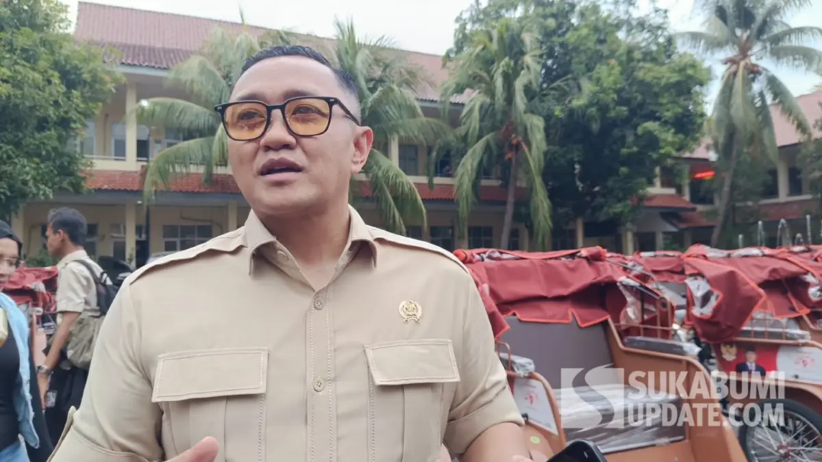 Wakil Ketua I DPRD Kabupaten Sukabumi, Yudha Sukmagara saat menghadiri penyaluran becak listrik bantuan Presiden Prabowo di Palabuhanratu..