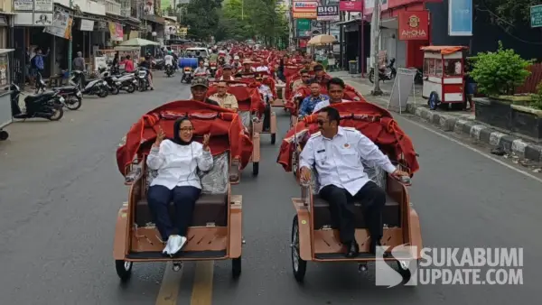 Momen Bupati Sukabumi Asep Japar berbincang dengan Nanik S Deyang saat menjajal becak listrik bantuan Presiden Prabowo. (Sumber Foto: SU/Ilyas)