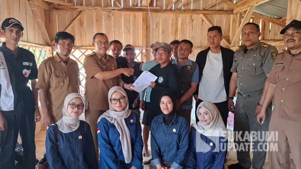 Camat Tegalbuleud Encep Iskandar, menyerahkan dokumen kepada ketua HNSI, yang di dampingi Kades Tegalbuleud, Selasa (20/10/2026). (Sumber : SU/Ragil Gilang).