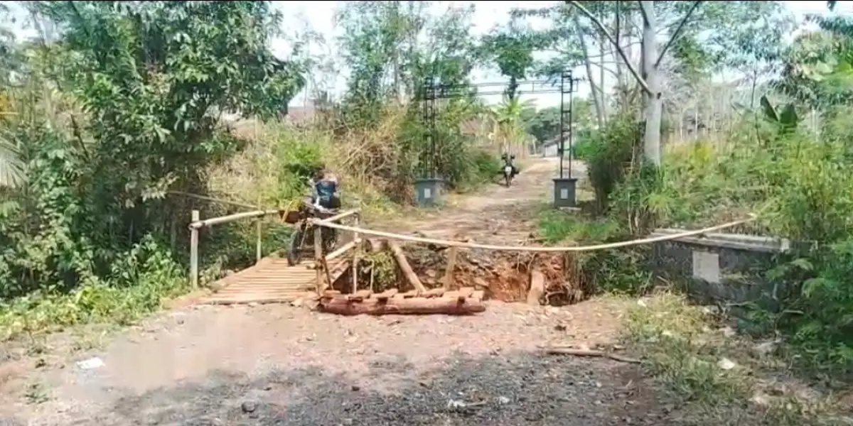 6 Bulan Putus, Warga Jampangtengah Sukabumi Swadaya Bangun Jembatan Kayu