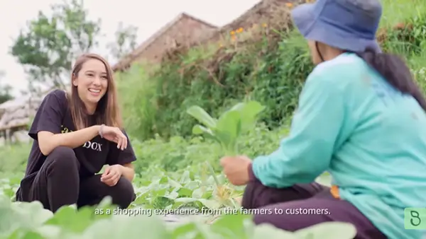 Amanda Susanti Cole, salah satu pendiri Sayurbox, pernah bertani di Parungkuda, Kabupaten Sukabumi.. (Sumber : Screenshot YouTube/@Sayurbox).