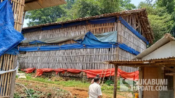 Peternakan ayam di Desa Darmareja, Kecamatan Nagrak, Kabupaten Sukabumi saat disidak tim gabungan Pemkab pada Senin (19/10/2026). (Sumber Foto: Istimewa)
