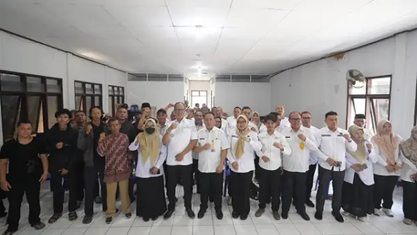 Wali Kota Sukabumi Ayep Zaki bersama warga penggarap di Blok Kibitay, Kelurahan Situmekar, Kecamatan Lembursitu, Kota Sukabumi, Jawa Barat, Rabu (21/10/2026). (Sumber : Dokpim).