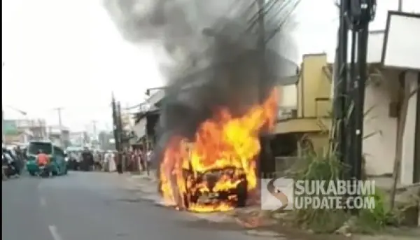 Kebakaran angkot trayek Cisaat Cibadak di jalan Raya Cibolang, Kamis pagi 22 Oktober 2026 (Sumber: dok warga)