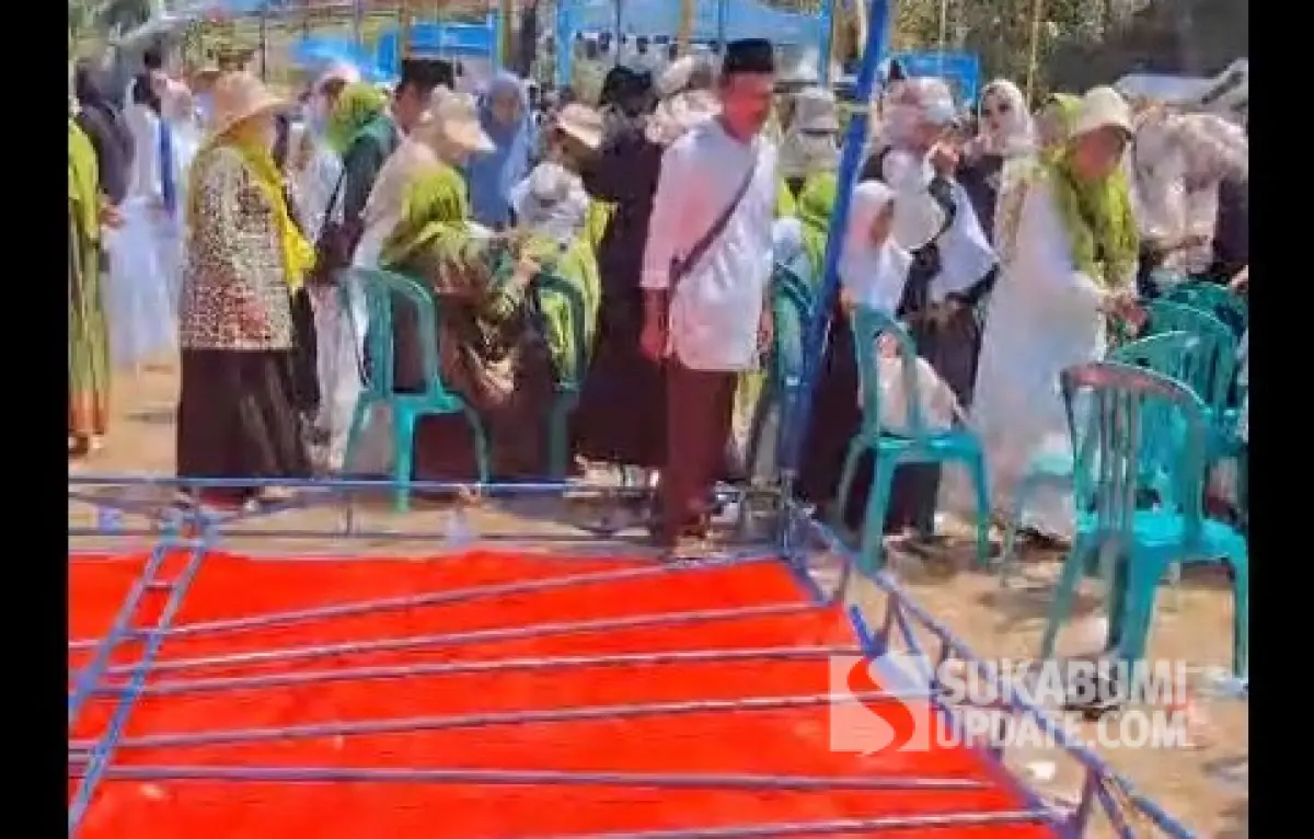 Angin Kencang Saat Upacara Hari Santri di Sukabumi, Tenda Ambruk Peserta Terluka