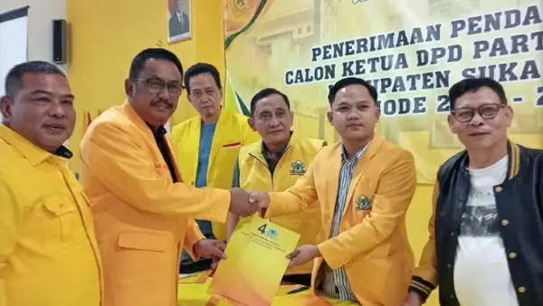 Panitia penyelenggara Musda XI Golkar Kabupaten Sukabumi saat memberikan formulir pendaftaran bakal calon kepada Bupati Asep Japar | Foto : Istimewa