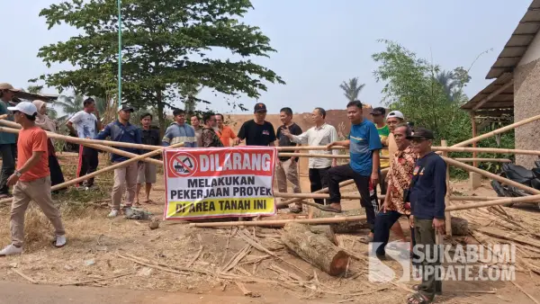 BPD dan Warga segel tanah aset Desa Sukamulya yang digarap perusahaan | Foto : Dok, warga