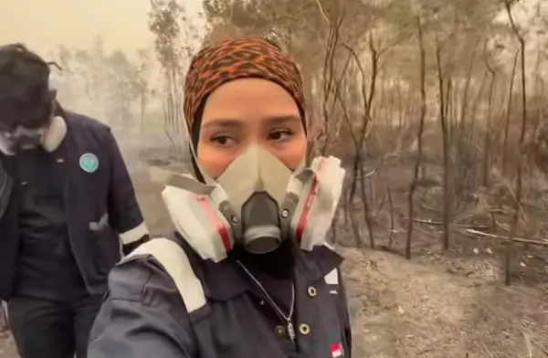 Zaskia Adya Mecca Bantu Padamkan Kebakaran Hutan di Palangka Raya (Sumber : Instagram/@zaskiaadyamecca)