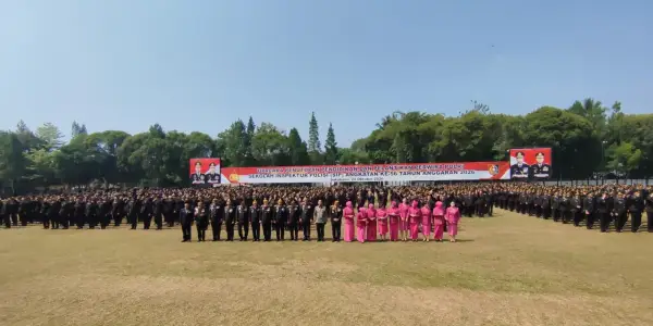 Kalemdiklat Polri, Komjen Pol. Dr. Rudi Darmoko, S.I.K., M.Si., yang bertindak sebagai inspektur upacara sekaligus membacakan amanat tertulis Kapolri di hadapan ribuan perwira baru dan tamu undangan. (Sumber : dok setukpa)
