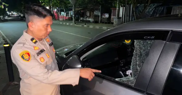 Petugas cek TKP mobil korban maling modus pecah kaca di Jalan Bhayangkara Sukabumi (Sumber: dok polsek)