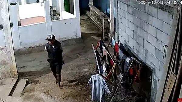 Tangkapan layar rekaman CCTV yang memperlihatkan seorang pria diduga pelaku pencurian di Kampung Cibatu, Desa Cibatu, Kecamatan Cisaat, Kabupaten Sukabumi, Jumat (23/10/2026) dini hari. (Sumber : CCTV).